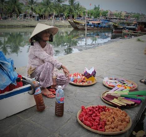 Tuy tuổi đã cao, các cụ già ở đây vẫn toát lên vẻ đẹp lao động lạc quan và độc lập.